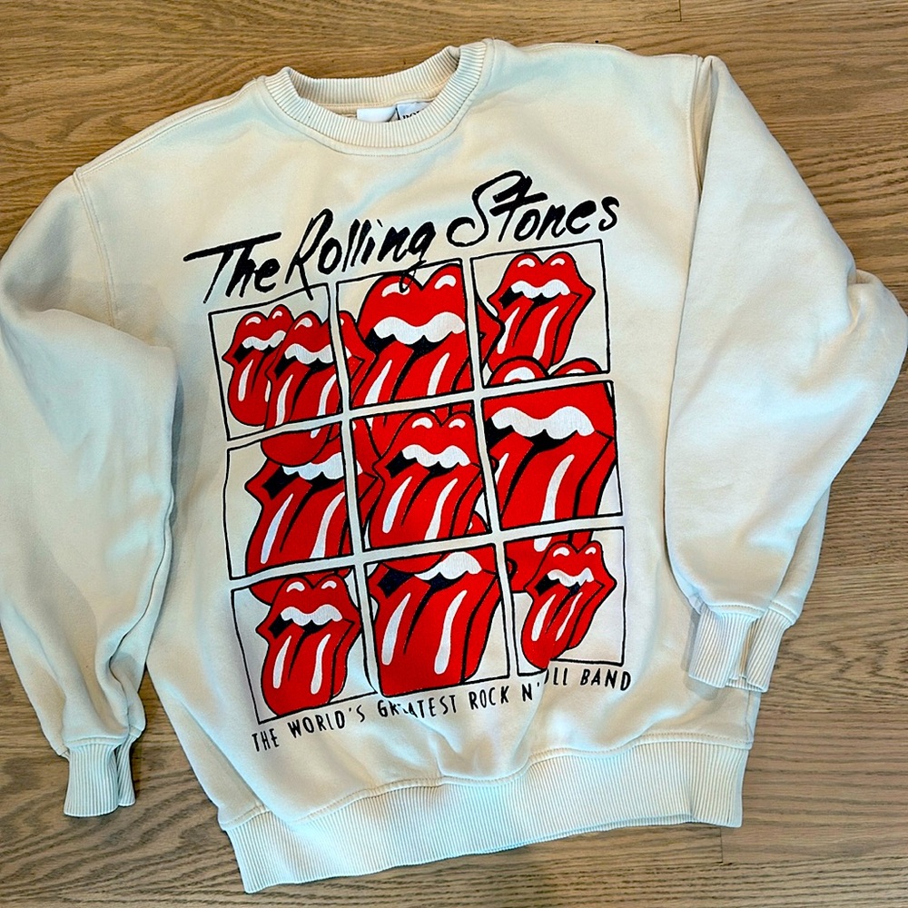 Adorable sweatshirt! Rolling Stones so cozy great condition